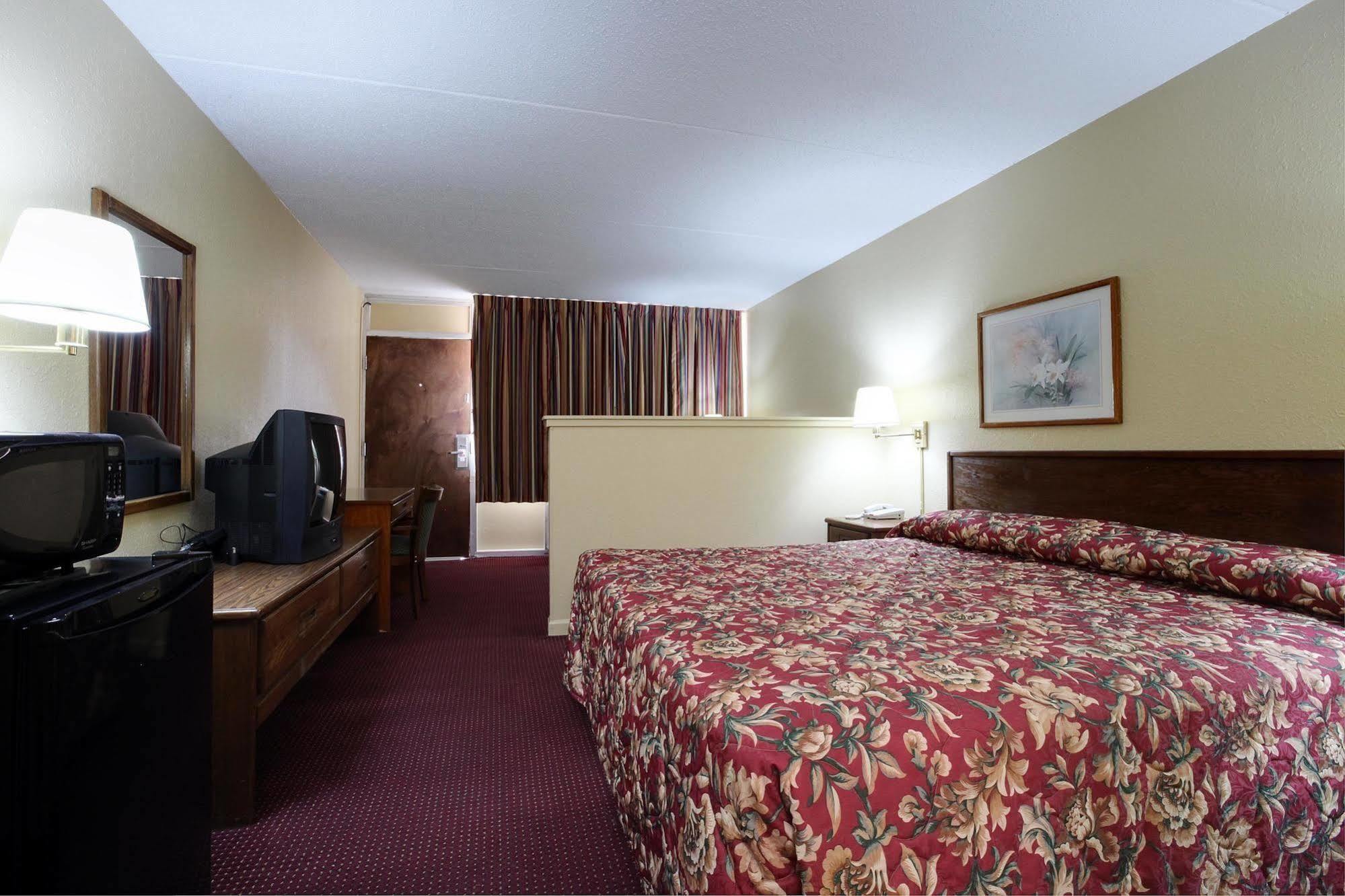 Americas Best Value Inn & Suites Greenville Room photo